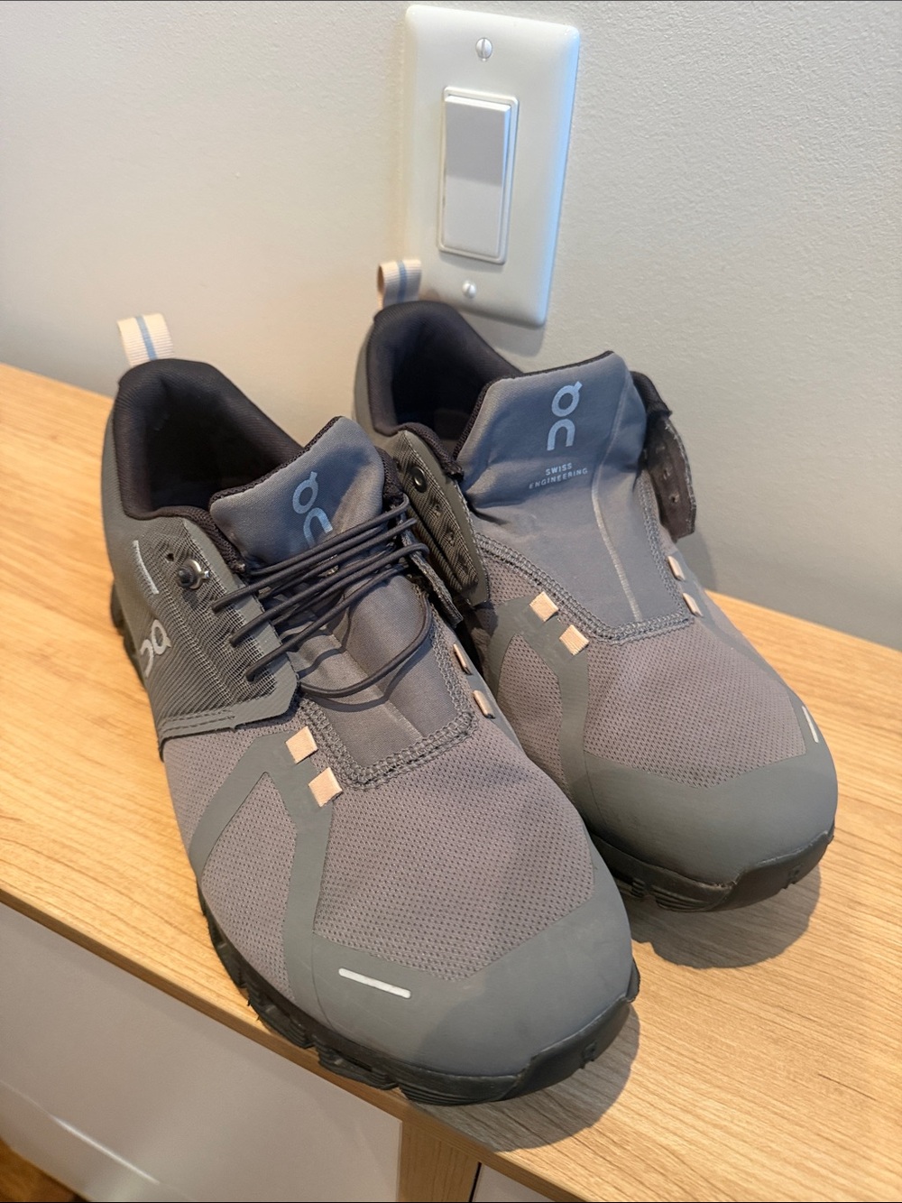 On Running Cloud Waterproof Trail Shoes - Gray (missing shoelace)
